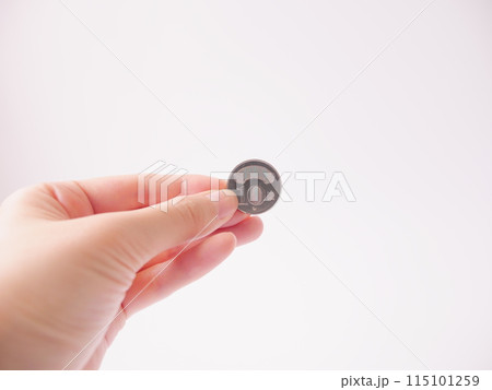 手 両手 手の上 115101259