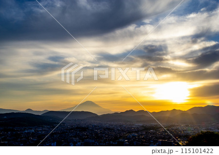 弘法山から見た夕暮れの空と富士山(神奈川県秦野市) 弘法山から見た夕暮れの空と富士山(神奈川県秦野市) 115101422