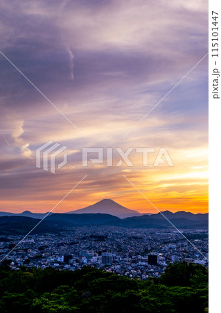 弘法山から見た夕暮れの空と富士山（神奈川県秦野市） 115101447