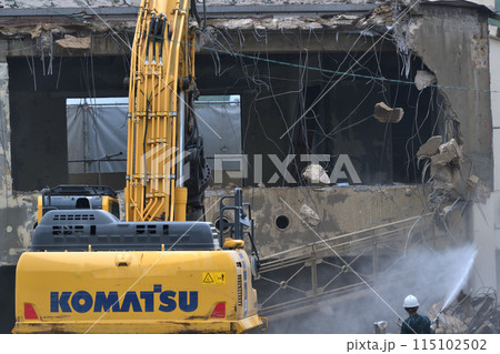 解体現場 大型重機で解体される工場の風景 解体現場 大型重機で解体される工場の風景 115102502