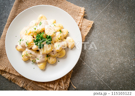 Gnocchi with mushroom cream sauce and cheese 115103122