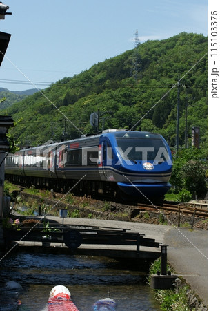 鳥取　四季の散歩　鯉のぼりが泳ぐ川　瀬戸川 115103376