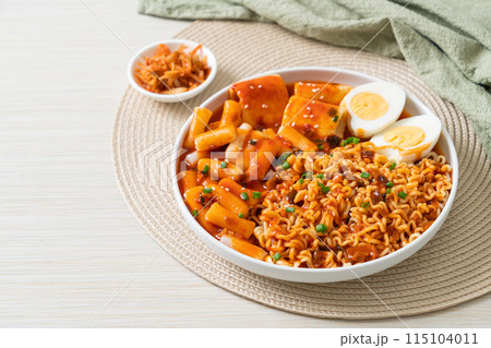 Korean instant noodles with Korean rice cake and fish cake and boiled egg 115104011