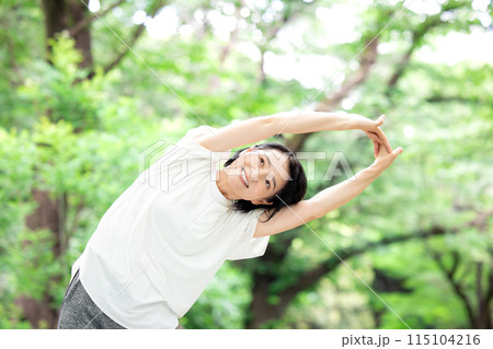 ストレッチをしているミドル女性 115104216