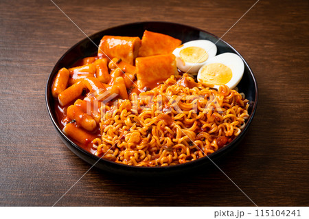 Korean instant noodles with Korean rice cake and fish cake and boiled egg 115104241