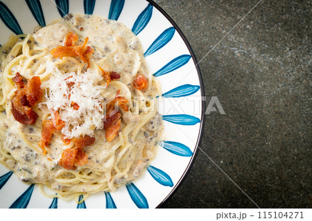 spaghetti with truffle cream sauce and mushroom 115104271