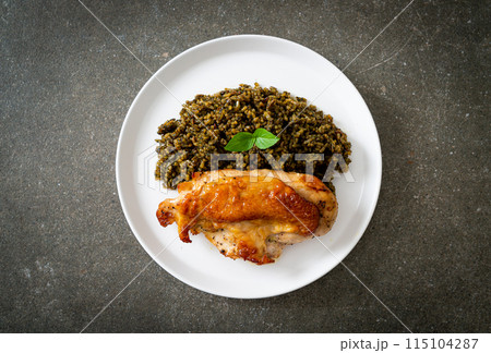 pesto fried rice with grilled chicken 115104287