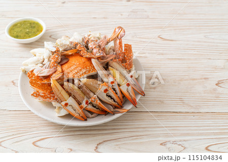 Steamed blue crab with spicy seafood sauce 115104834
