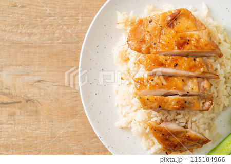 Grilled Chicken with Steamed Rice 115104966
