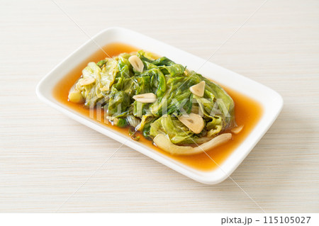 Stir fried Iceberg lettuce with Oyster sauce 115105027