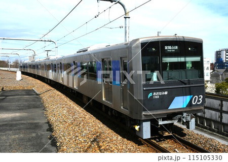 金城ふ頭へ向けてあおなみ線をゆく名古屋臨海高速鉄道1000形 115105330