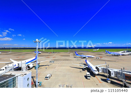 【東京都】晴天の羽田空港C滑走路（第2ターミナル展望デッキ） 115105440