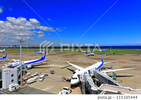 【東京都】晴天の羽田空港C滑走路（第2ターミナル展望デッキ） 115105444