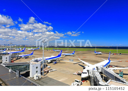 【東京都】晴天の羽田空港C滑走路（第2ターミナル展望デッキ） 115105452