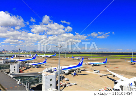 【東京都】晴天の羽田空港C滑走路(第2ターミナル展望デッキ) 【東京都】晴天の羽田空港C滑走路(第2ターミナル展望デッキ) 115105454