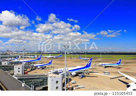 【東京都】晴天の羽田空港C滑走路（第2ターミナル展望デッキ） 115105455