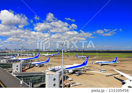 【東京都】晴天の羽田空港C滑走路（第2ターミナル展望デッキ） 115105456