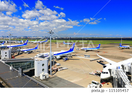 【東京都】晴天の羽田空港C滑走路（第2ターミナル展望デッキ） 115105457
