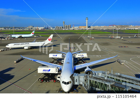 【東京都】晴天の羽田空港C滑走路（第2ターミナル展望デッキ） 115105464