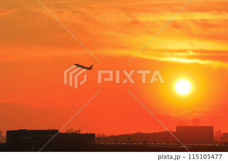 【東京都】夕陽と旅客機（羽田空港第1ターミナル展望デッキ） 115105477