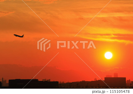 【東京都】夕陽と旅客機（羽田空港第1ターミナル展望デッキ） 115105478
