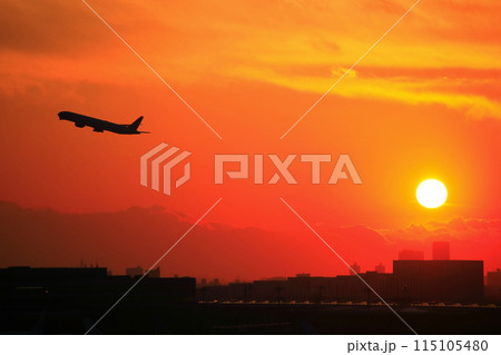 【東京都】夕陽と旅客機（羽田空港第1ターミナル展望デッキ） 115105480