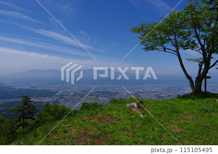 長野県佐久市にある平尾富士(平尾山)から見る八ヶ岳方面の風景 長野県佐久市にある平尾富士(平尾山)から見る八ヶ岳方面の風景 115105495