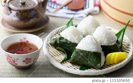 畳の上で食べる焼き海苔を巻いたおにぎりと昔ながらの酸っぱい梅干し 畳の上で食べる焼き海苔を巻いたおにぎりと昔ながらの酸っぱい梅干し 115105650
