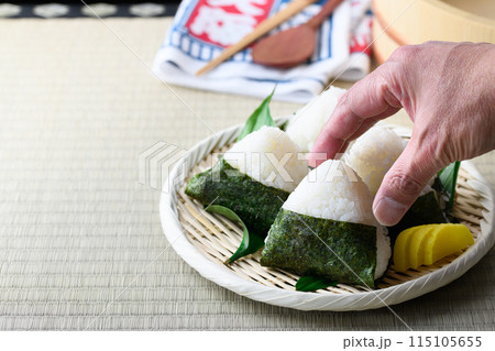 畳の上で食べる焼き海苔を巻いたおにぎりと昔ながらの酸っぱい梅干し 畳の上で食べる焼き海苔を巻いたおにぎりと昔ながらの酸っぱい梅干し 115105655