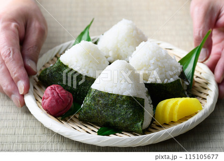 畳の上で食べる焼き海苔を巻いたおにぎりと昔ながらの酸っぱい梅干し 畳の上で食べる焼き海苔を巻いたおにぎりと昔ながらの酸っぱい梅干し 115105677