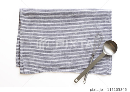 ミニ泡立て器と計量スプーンを乗せたランチョンマット ミニ泡立て器と計量スプーンを乗せたランチョンマット 115105846