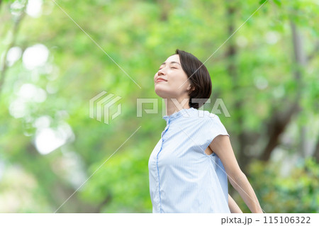 女性　ストレッチ　深呼吸　運動　新緑 115106322
