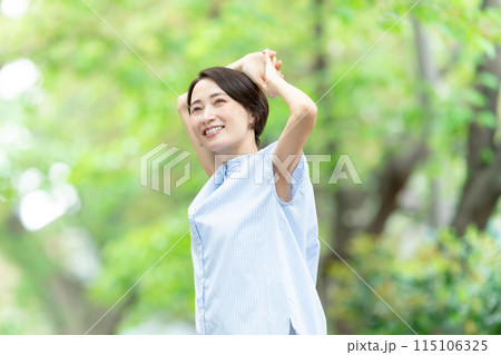 女性 ストレッチ 深呼吸 運動 新緑 女性 ストレッチ 深呼吸 運動 新緑 115106325