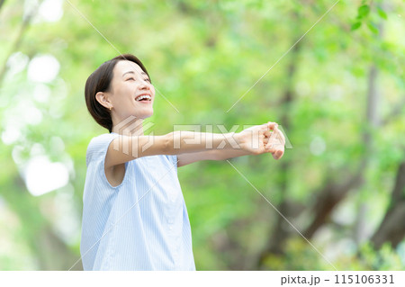 女性　ストレッチ　深呼吸　運動　新緑 115106331