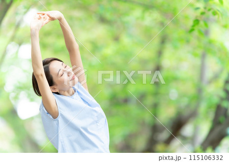 女性 ストレッチ 深呼吸 運動 新緑 女性 ストレッチ 深呼吸 運動 新緑 115106332