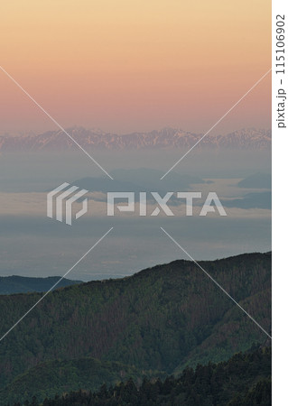 夜明けの北アルプスと雲海を志賀高原から望む 115106902