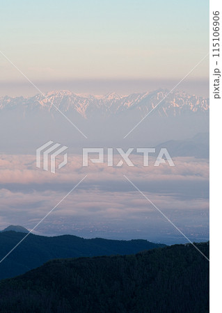 夜明けの北アルプスと雲海を志賀高原から望む 夜明けの北アルプスと雲海を志賀高原から望む 115106906