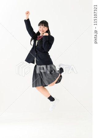 女子高生 制服 ガッツポーズ ジャンプ 女子高生 制服 ガッツポーズ ジャンプ 115107321