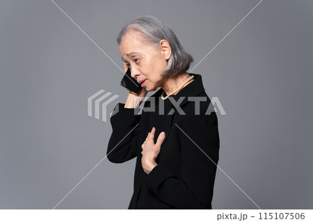 喪服のシニア女性　スマホ　通話 115107506