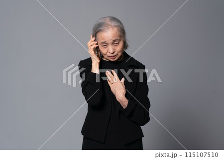 喪服のシニア女性　スマホ　通話 115107510