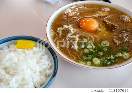 日本の徳島のとても美味しい徳島ラーメン 115107653