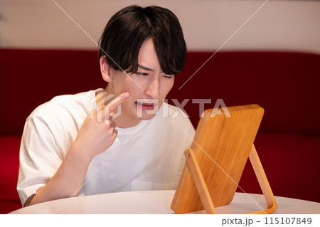 夜のリビング　スキンケアをする若い男性 115107849