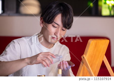 夜のリビング　スキンケアをする若い男性 115107914