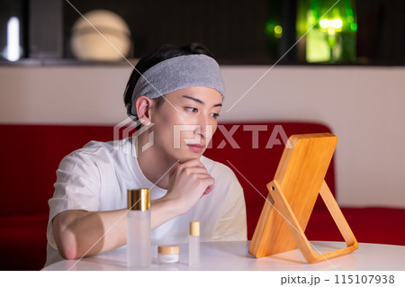 夜のリビング スキンケアをする若い男性 夜のリビング スキンケアをする若い男性 115107938