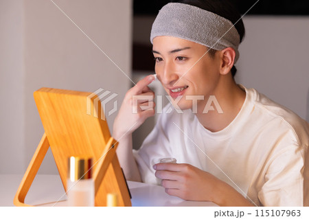 夜のリビング スキンケアをする若い男性 夜のリビング スキンケアをする若い男性 115107963