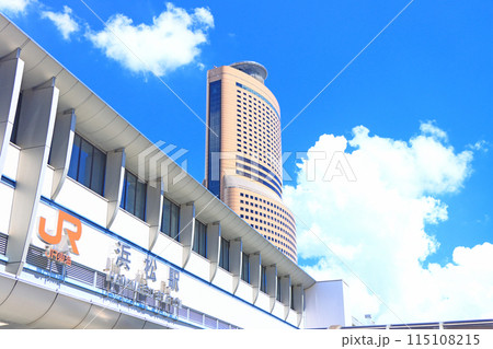 静岡県浜松市、JR浜松駅とアクトシティ浜松の風景 115108215