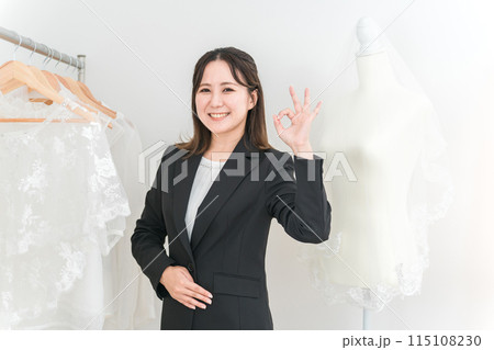 ウェディングプランナー・ブライダルコーディネーターの女性（ウェディングドレス・試着・フィッティング） 115108230