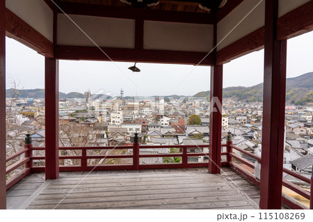 日本の広島のたけはら町並み保存地区の西方寺 115108269