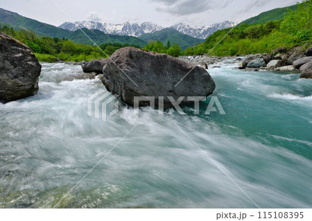 春の白馬村 白馬大橋の河原 北アルプスから流れる松川のターコイズブルーの水流 春の白馬村 白馬大橋の河原 北アルプスから流れる松川のターコイズブルーの水流 115108395