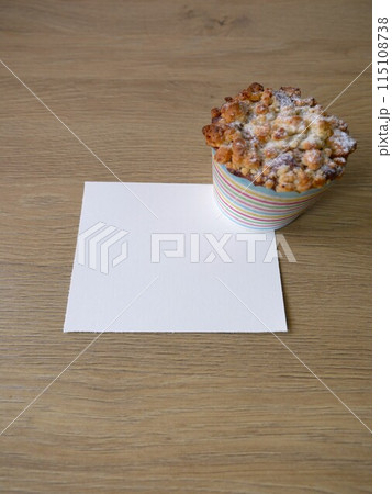 手 両手 手の上 115108738